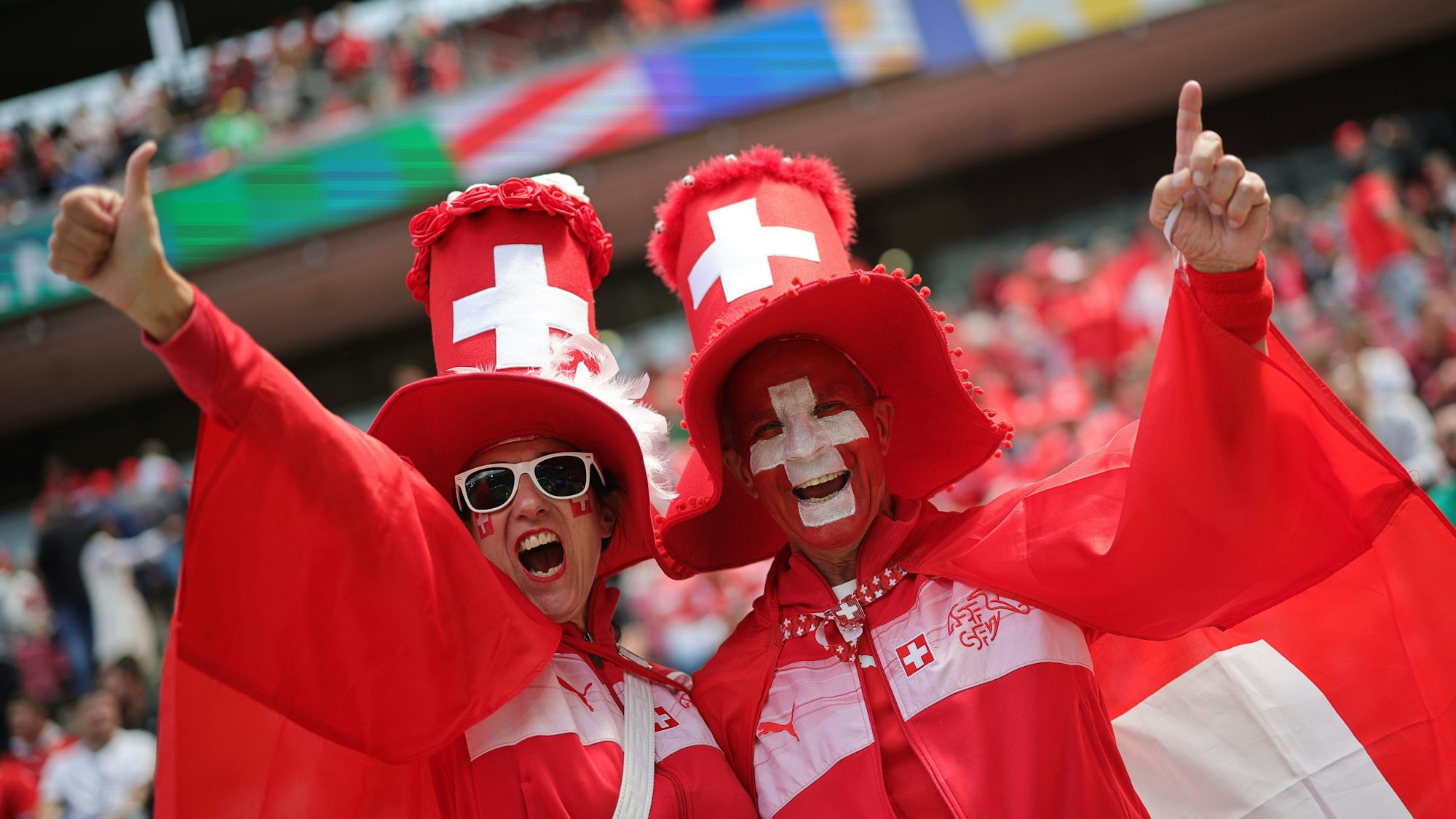 Zwei Schweiz-Fans feiern im Kölner Stadion.