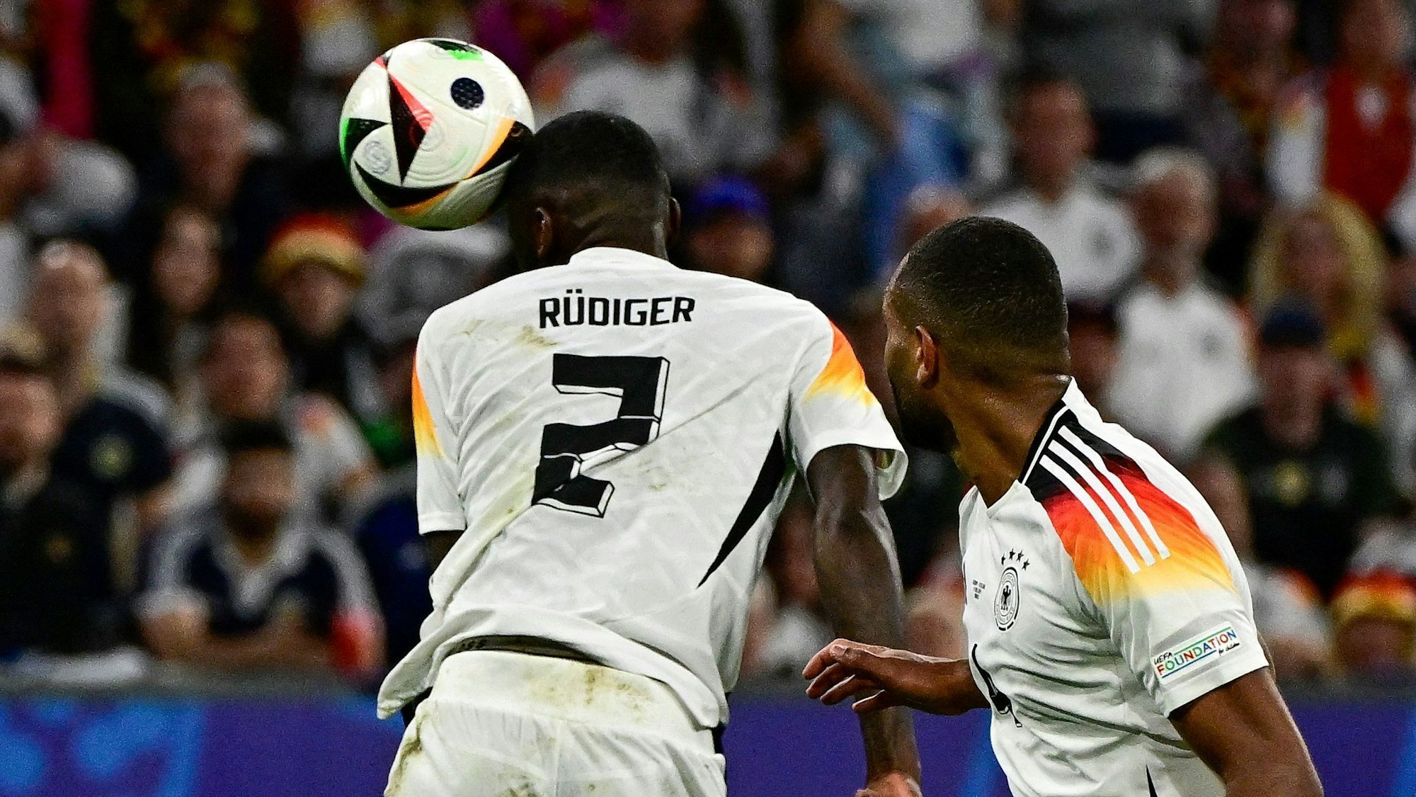 Antonio Rüdiger köpft den Ball ins eigene Tor.