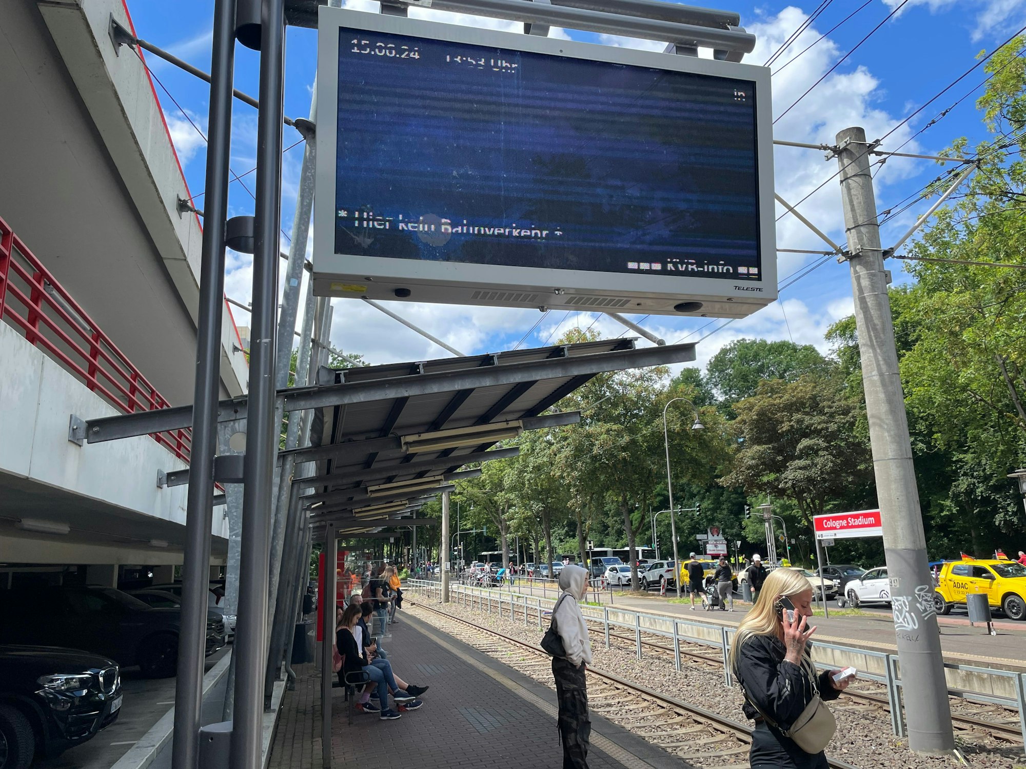Blick auf eine Haltestelle in Köln.