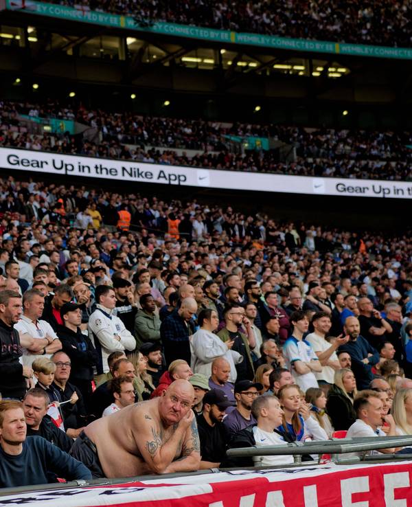 Die englischen Fans im Wembley-Stadion bei einem Freundschaftsspiel gegen Island.