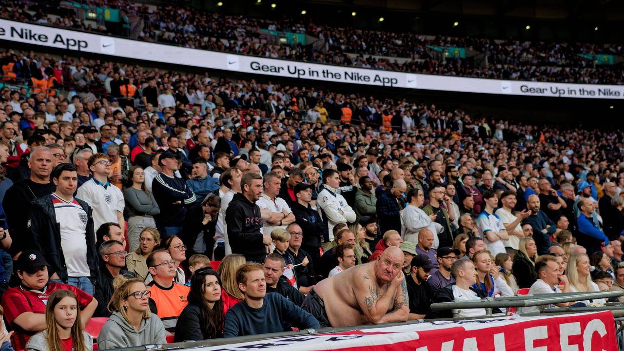 Die englischen Fans im Wembley-Stadion bei einem Freundschaftsspiel gegen Island.