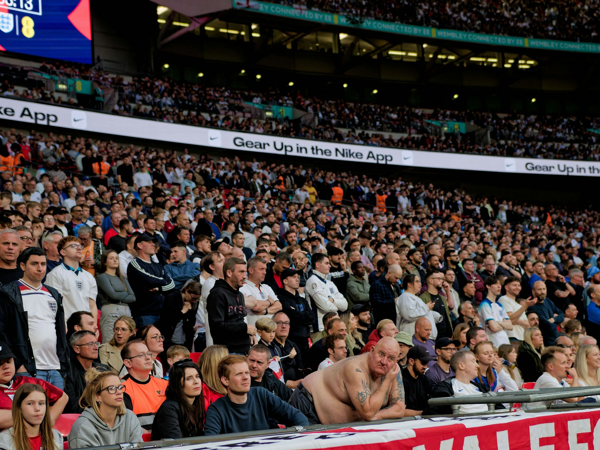 Die englischen Fans im Wembley-Stadion bei einem Freundschaftsspiel gegen Island.