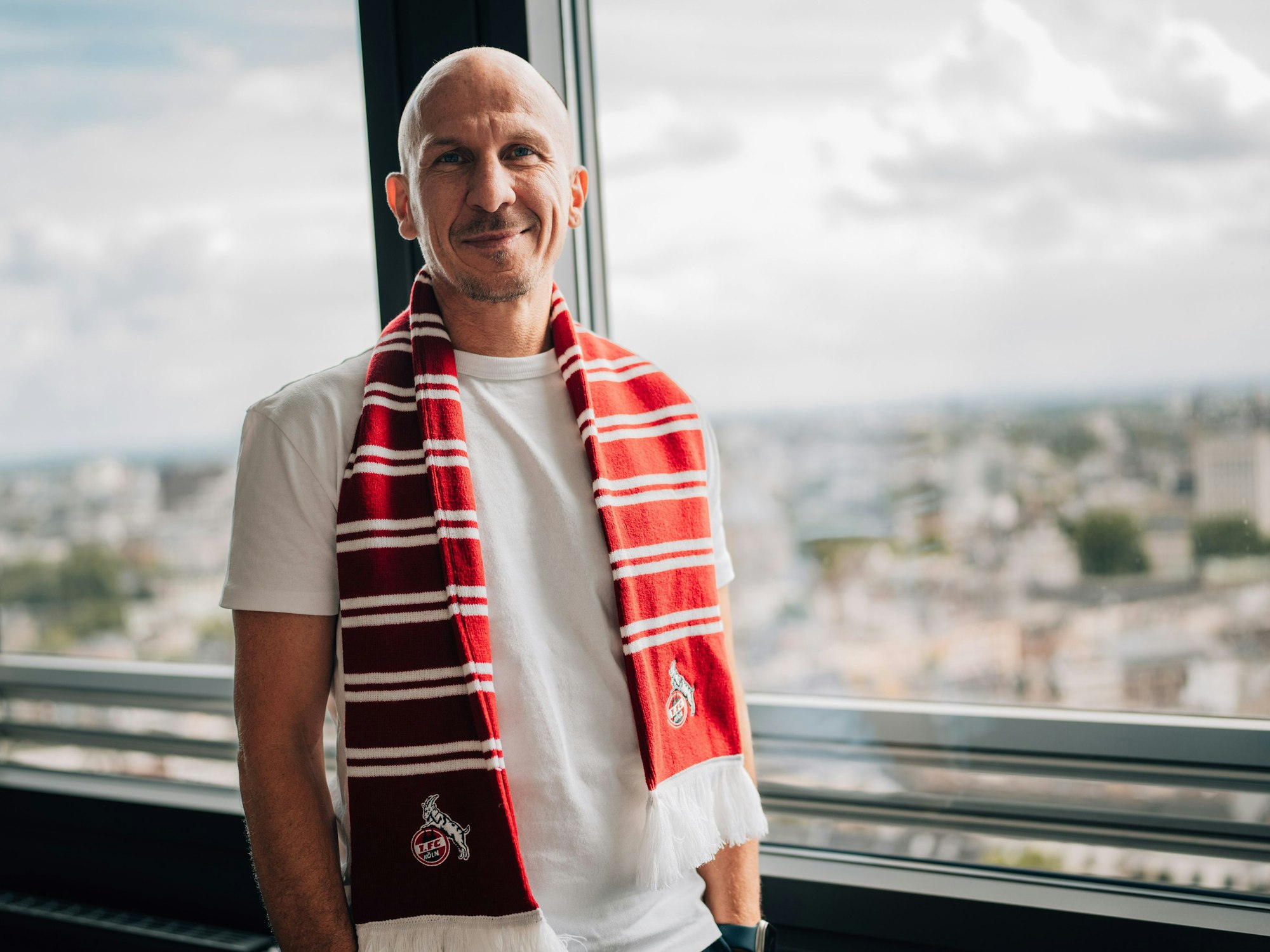 Gerhard Struber mit Schal des 1. FC Köln.