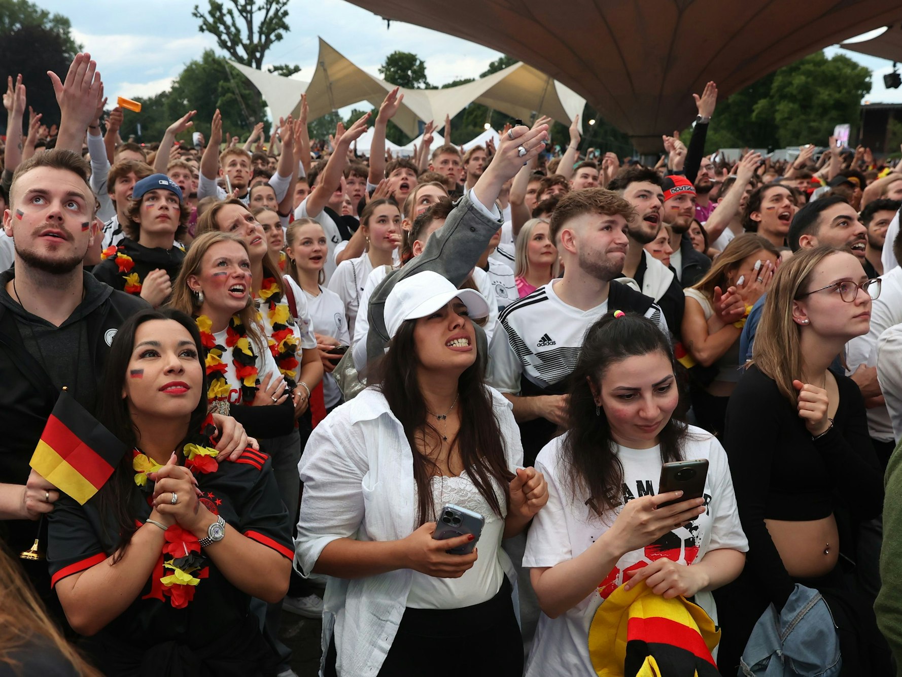 Fans beim Public Viewing im Tanzbrunnen in Köln.