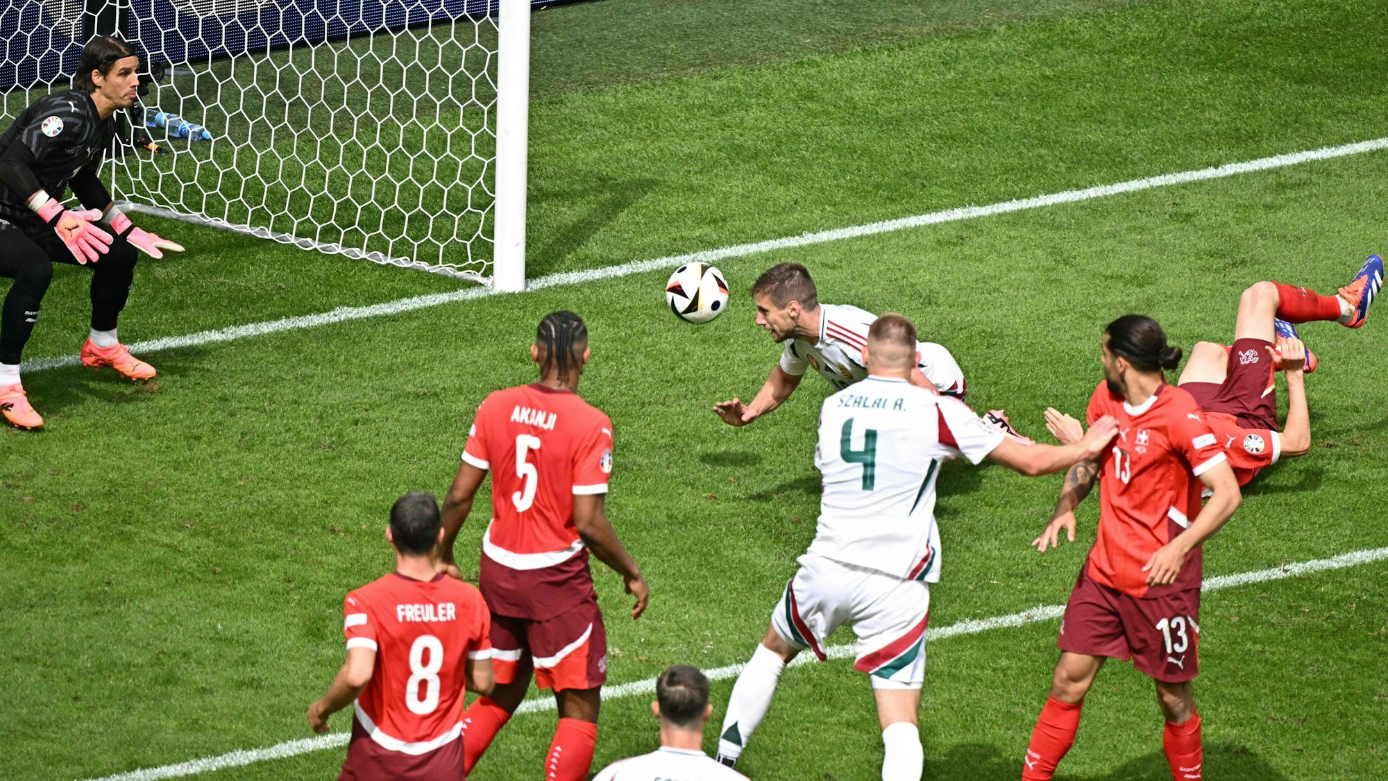 Barnabas Varga köpft ein Tor für Ungarn.