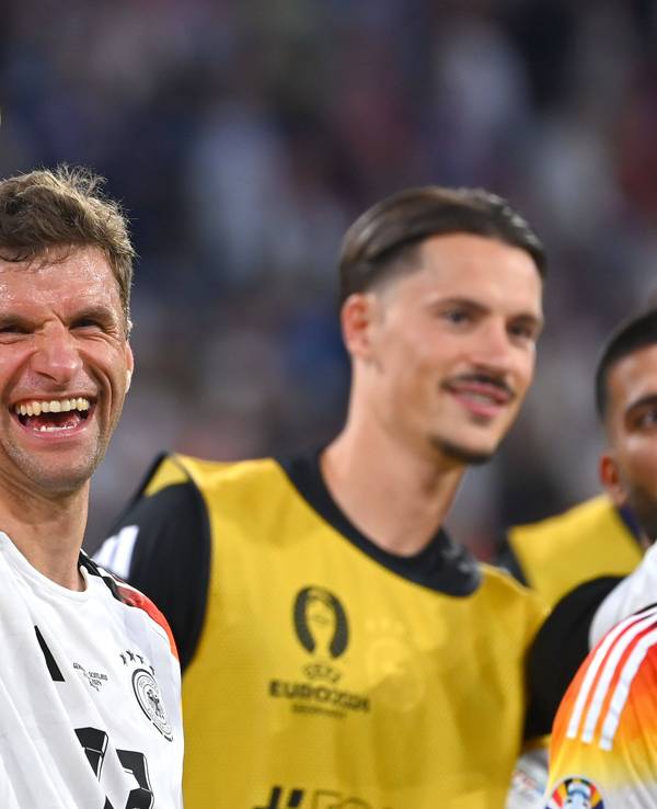 Thomas Müller zeigt während der Ehrenrunde nach dem EM-Auftaktsieg mit dem Finger ins Publikum.
