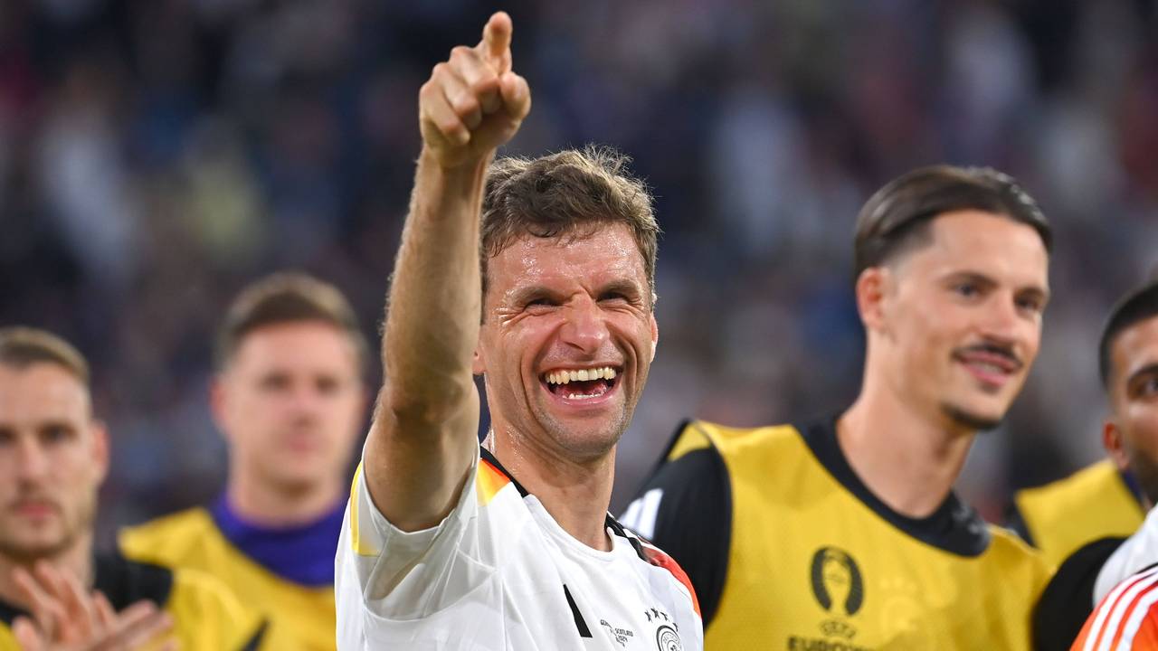 Thomas Müller zeigt während der Ehrenrunde nach dem EM-Auftaktsieg mit dem Finger ins Publikum.