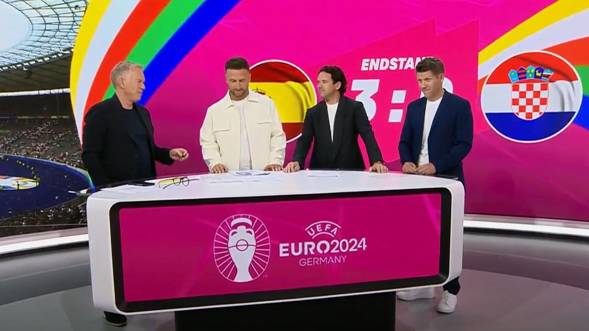 Moderator Johannes B. Kerner mit Shkodran Mustafi, Owen Hargreaves und Patrick Ittrich.
