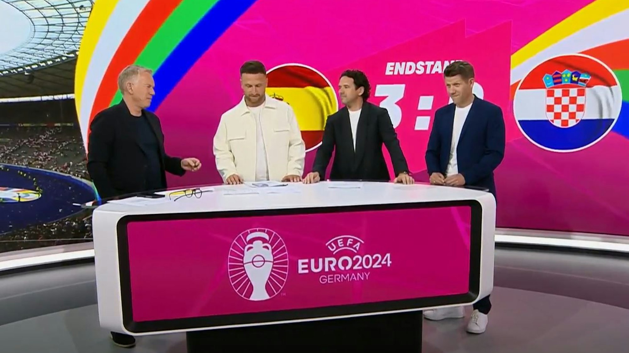 Moderator Johannes B. Kerner mit Shkodran Mustafi, Owen Hargreaves und Patrick Ittrich.