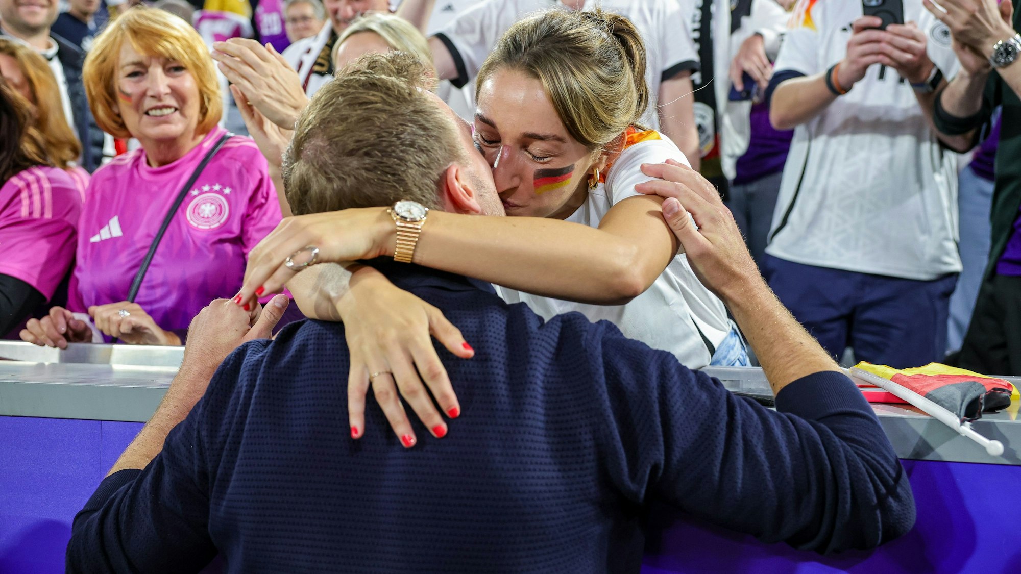 Deutschlands Bundestrainer Julian Nagelsmann küsst nach dem Sieg seine Freundin Lena Wurzenberger.