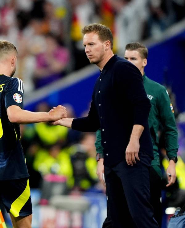 Julian Nagelsmann klatscht mit dem Schotten Ryan Porteous nach dessen Rot-Abgang ab.
