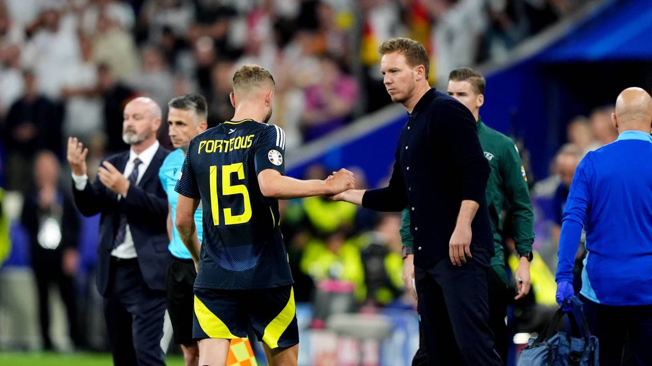 Julian Nagelsmann klatscht mit dem Schotten Ryan Porteous nach dessen Rot-Abgang ab.
