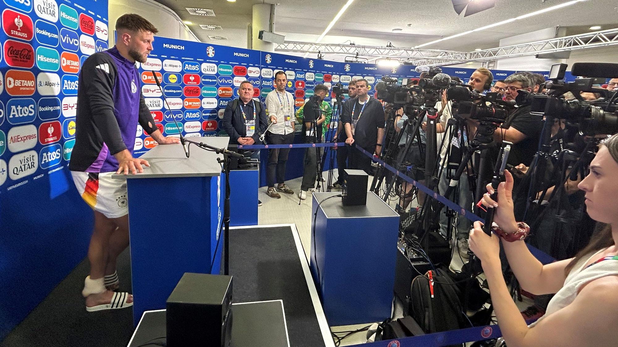 Niclas Füllkrug spricht nach dem Spiel.
