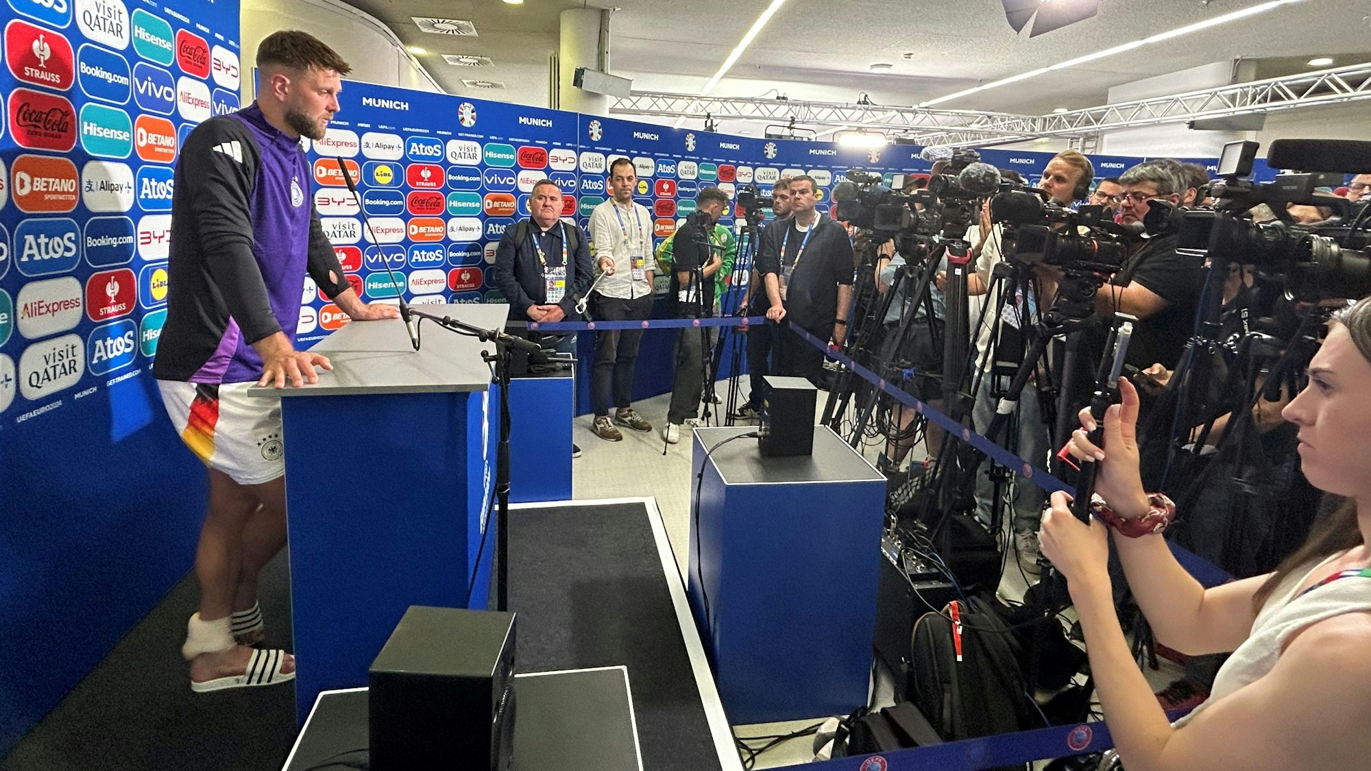 Niclas Füllkrug spricht nach dem Spiel.