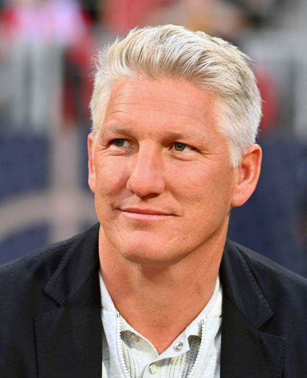 Bastian Schweinsteiger in seiner Rolle als TV-Experte am Rande des Testspiels Deutschland gegen die Ukraine.