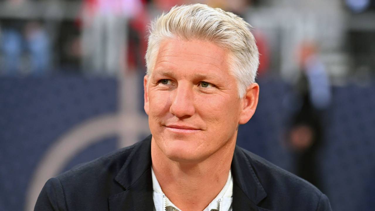 Bastian Schweinsteiger in seiner Rolle als TV-Experte am Rande des Testspiels Deutschland gegen die Ukraine.