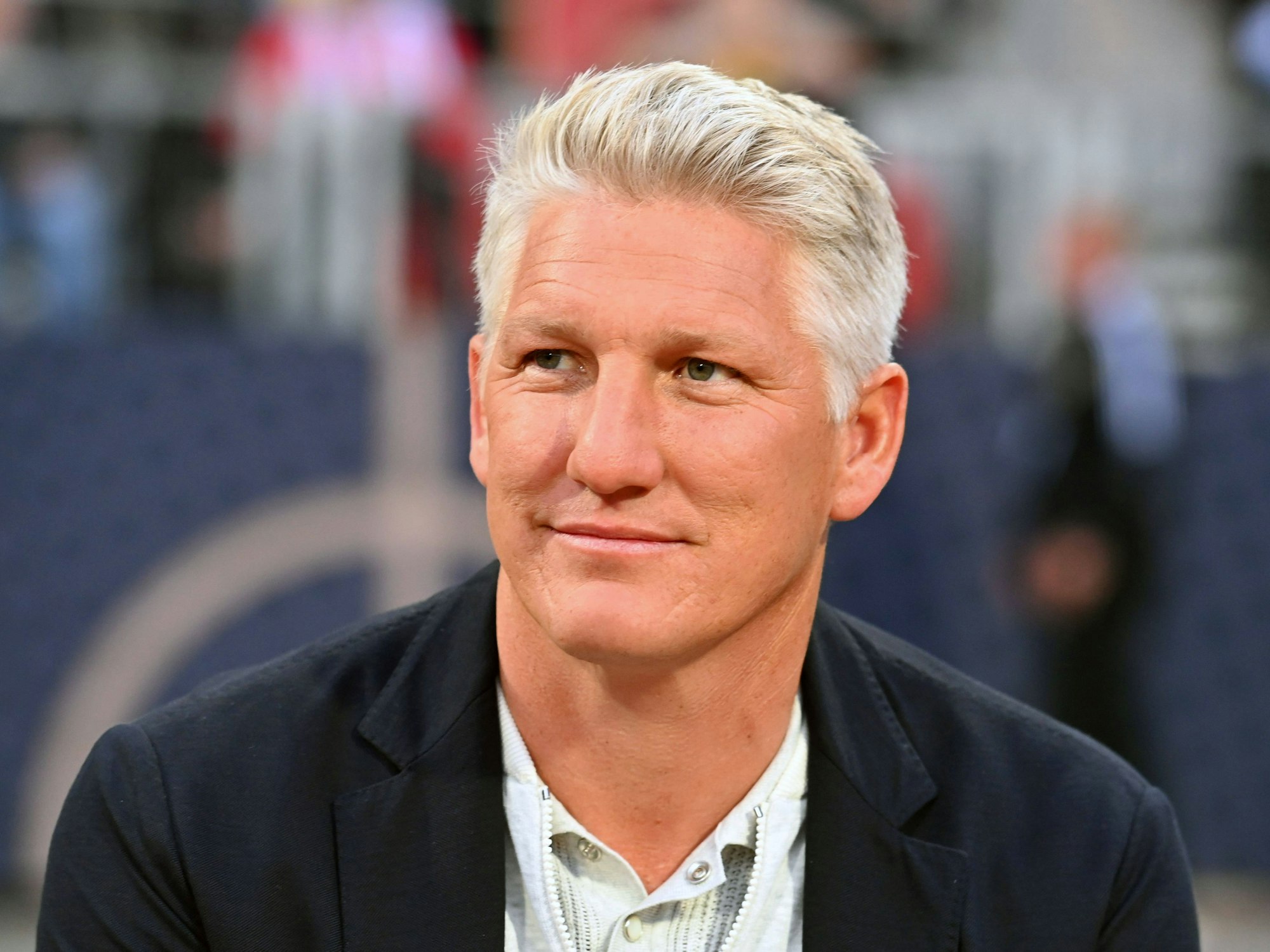 Bastian Schweinsteiger in seiner Rolle als TV-Experte am Rande des Testspiels Deutschland gegen die Ukraine.