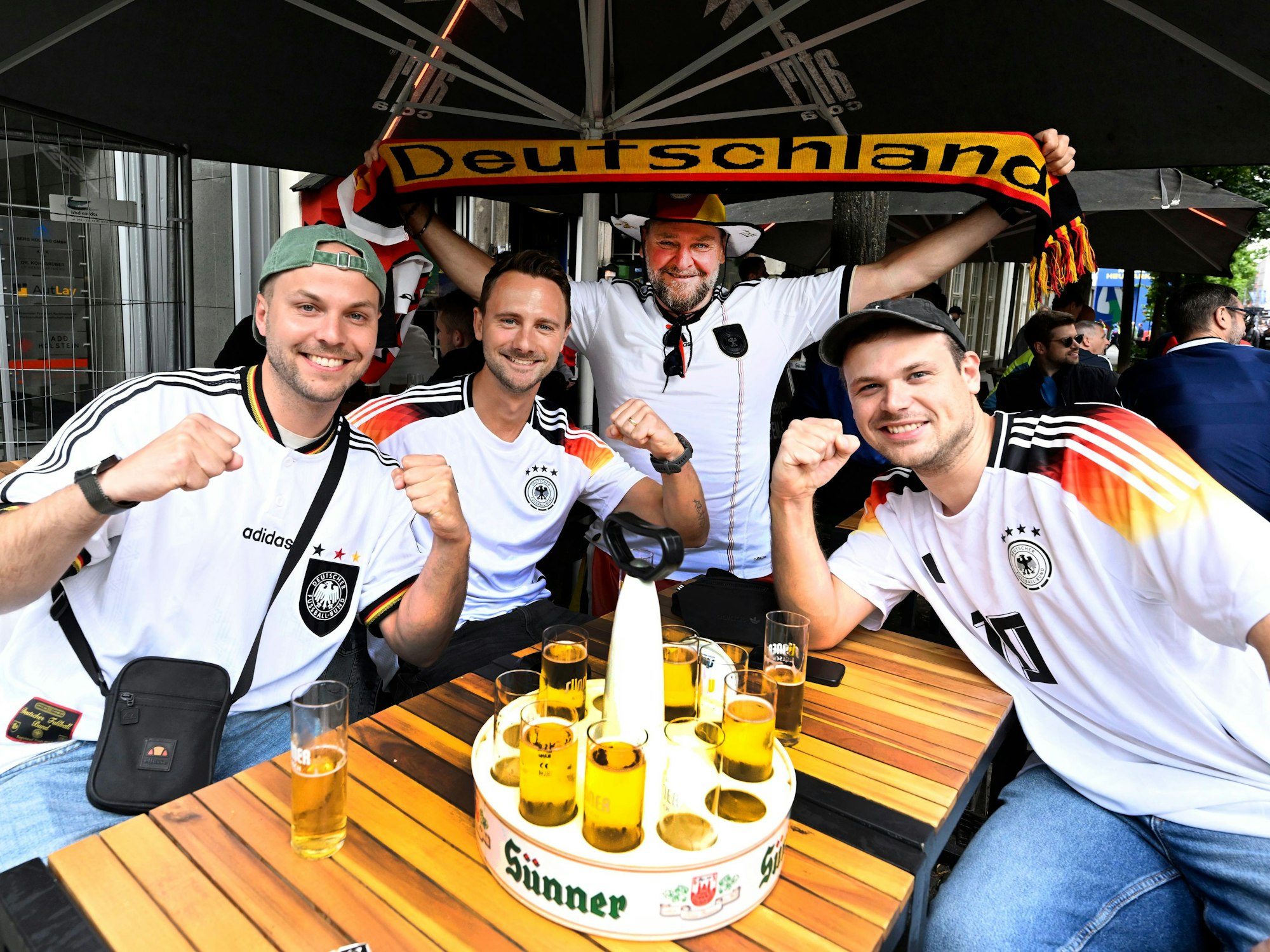 Besucher stimmen sich in Köln auf die Fußball-EM ein.