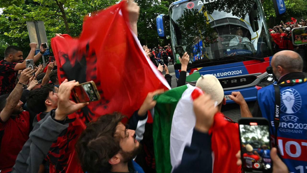Fans zeigen am 15. Juni 2024 albanische und italienische Flaggen, während der albanische Mannschaftsbus am Stadion ankommt.
