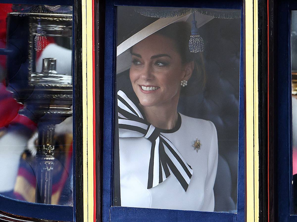 Prinzessin Kate sitzt in der Kutsche.