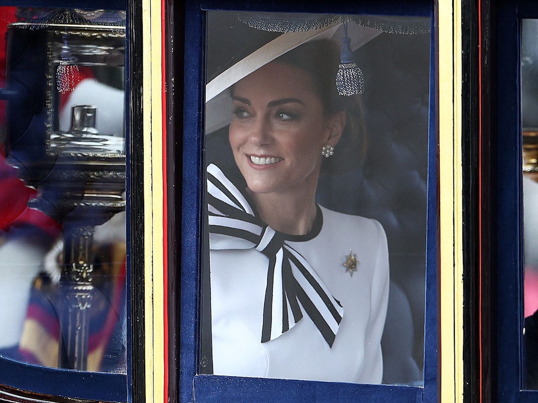 Prinzessin Kate sitzt in der Kutsche.