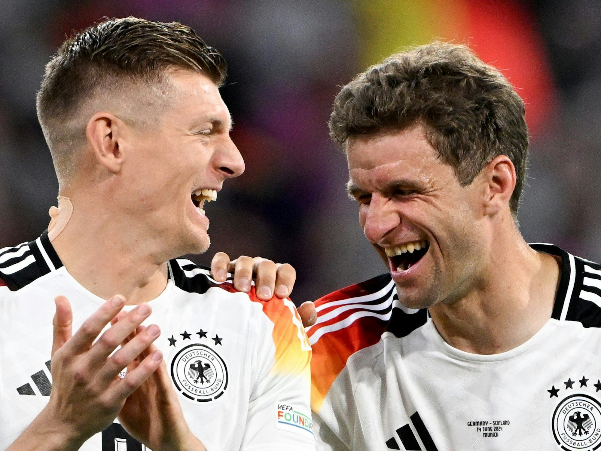 Deutschlands Toni Kroos (l) und Thomas Müller lachen nach dem 5:1-Sieg.