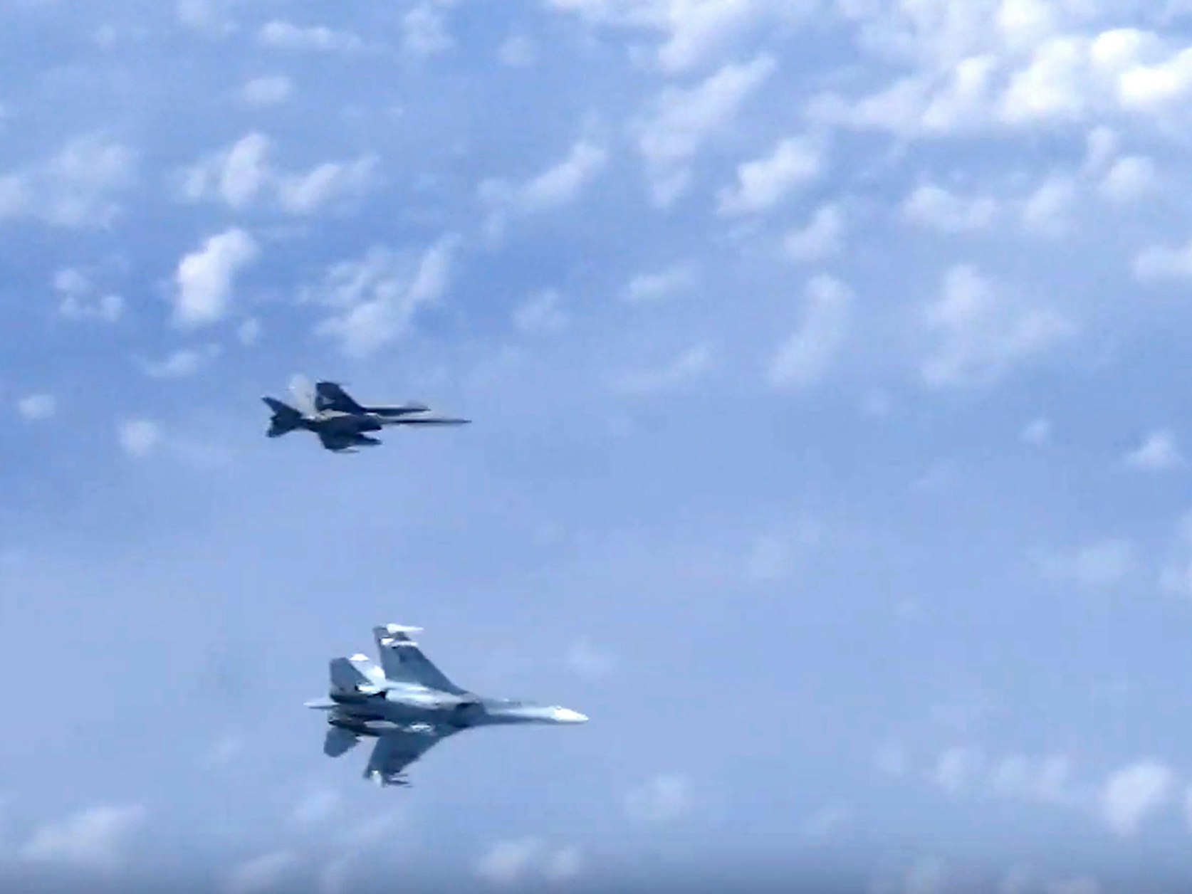 Ein russisches Militärflugzeug ist am Freitagnachmittag in den schwedischen Luftraum eingedrungen. Das Archivfoto aus dem Jahr 2019 vom russischen Verteidigungsministerium zeigt eine russische Su-27 (unten) und einen Nato-Kampfjet vom Typ F-18.