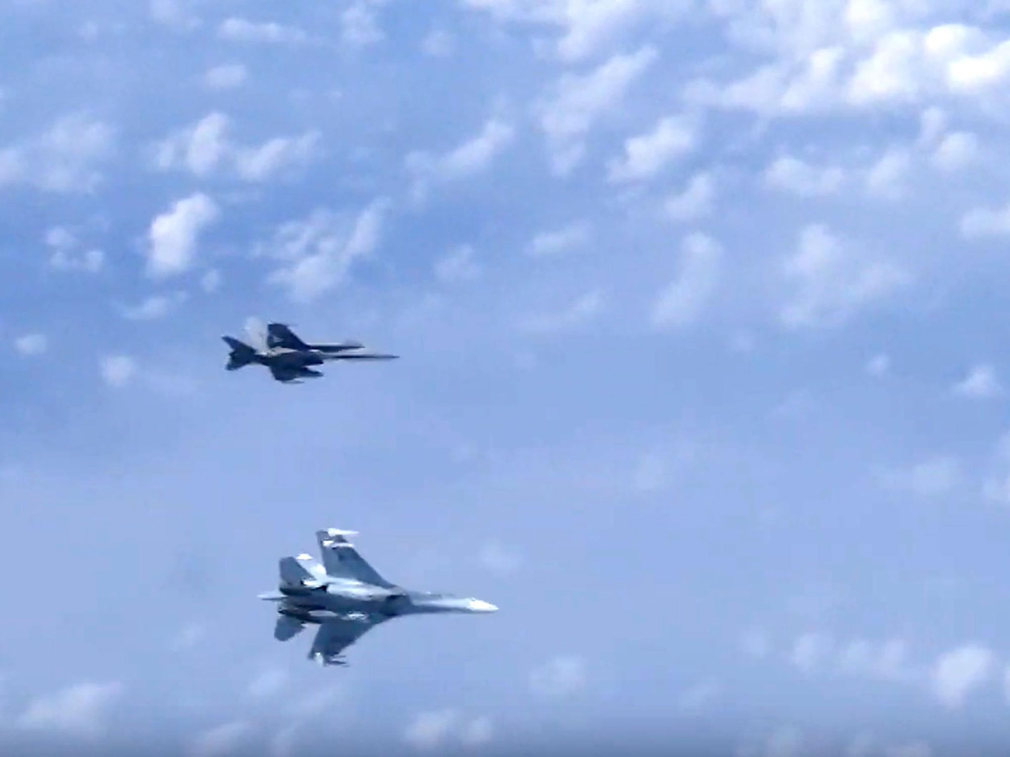 Ein russisches Militärflugzeug ist am Freitagnachmittag in den schwedischen Luftraum eingedrungen. Das Archivfoto aus dem Jahr 2019 vom russischen Verteidigungsministerium zeigt eine russische Su-27 (unten) und einen Nato-Kampfjet vom Typ F-18.