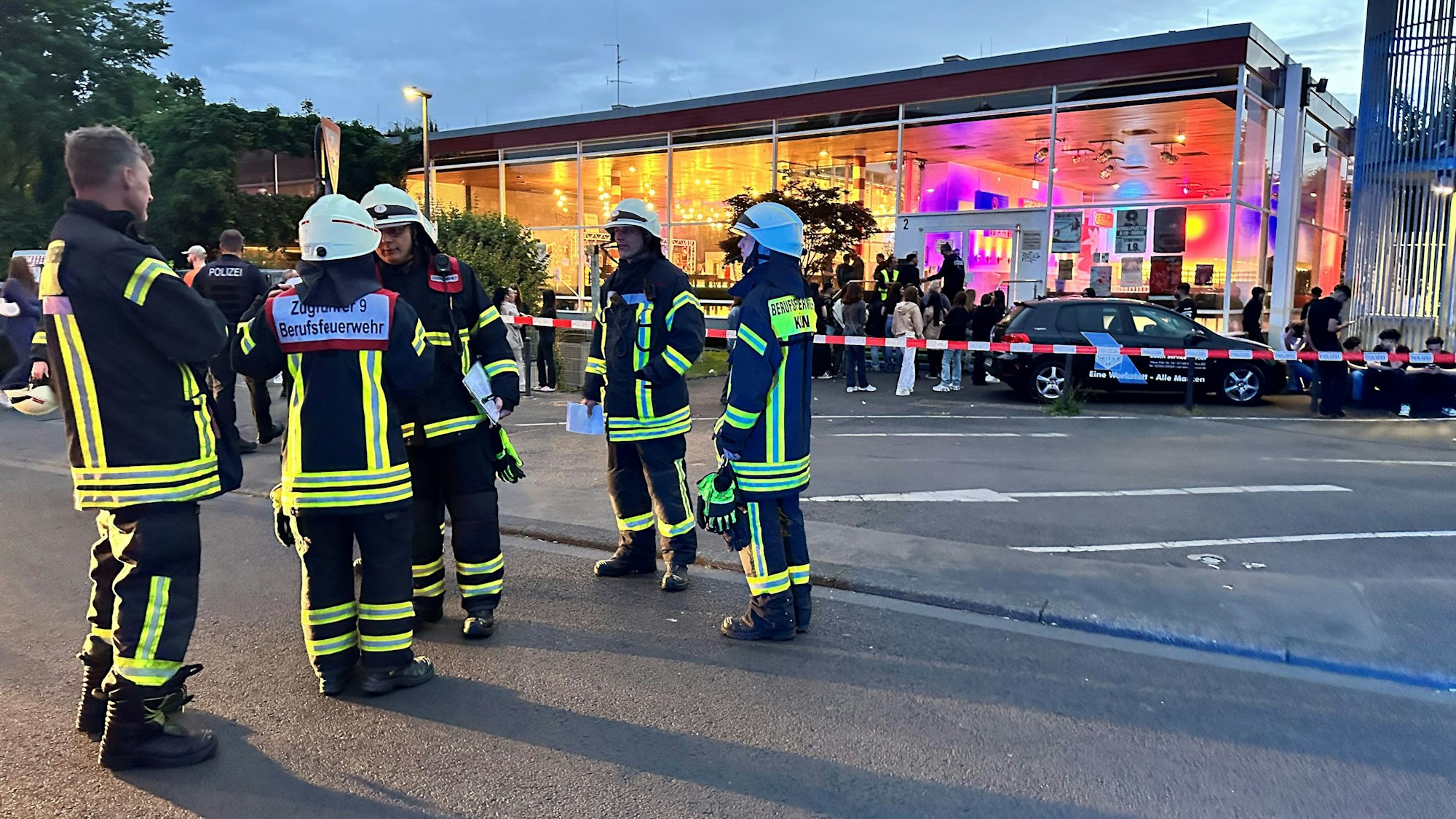 Einsatzkräfte der Feuerwehr vor der Stadthalle Mülheim