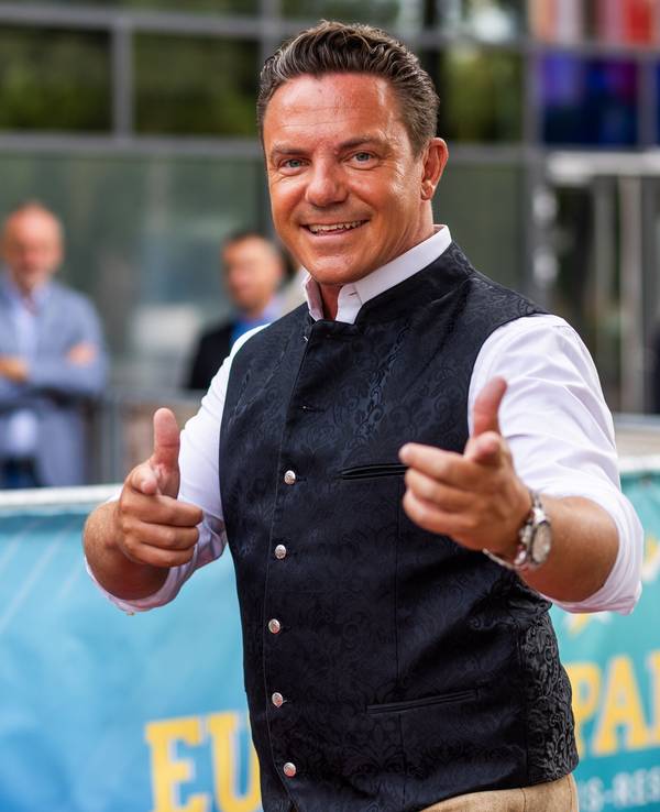 Stefan Mross steht auf dem Roten Teppich. Fernsehproduzent Werner Kimmig feiert seinen Geburtstag mit vielen prominenten Gästen im Europa-Park in Rust.