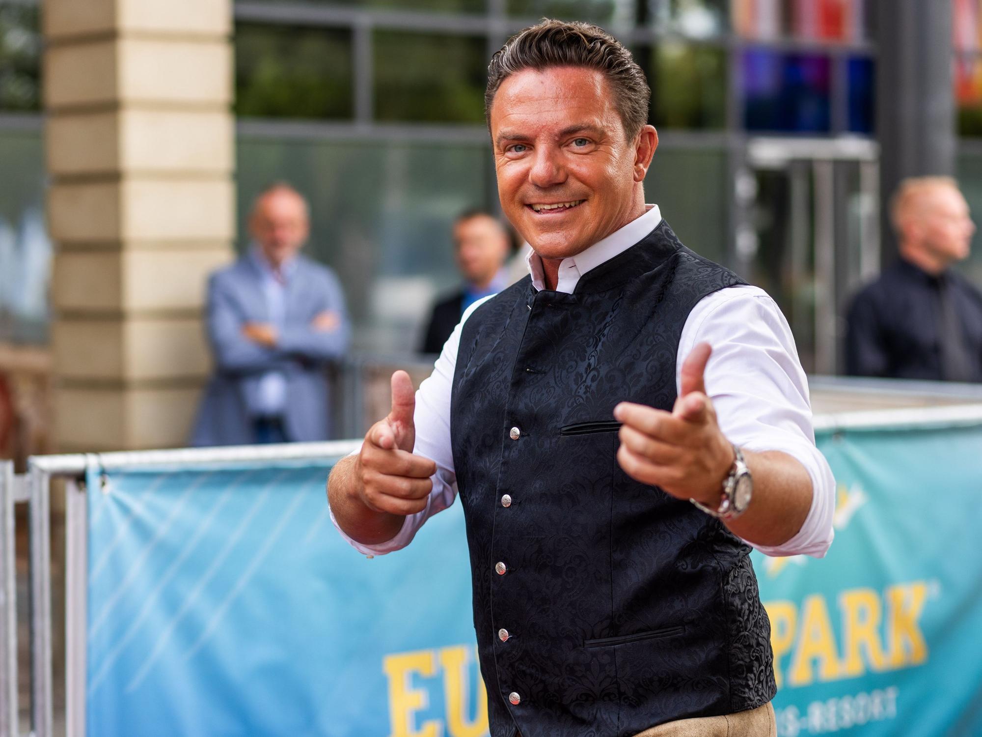 Stefan Mross steht auf dem Roten Teppich. Fernsehproduzent Werner Kimmig feiert seinen Geburtstag mit vielen prominenten Gästen im Europa-Park in Rust.