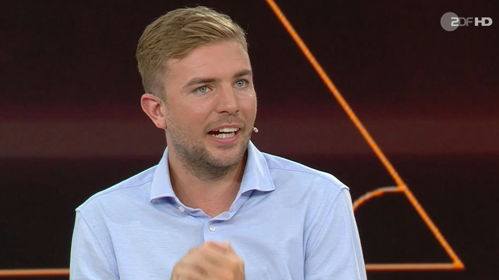Christoph Kramer gestikuliert im EM-Studio.