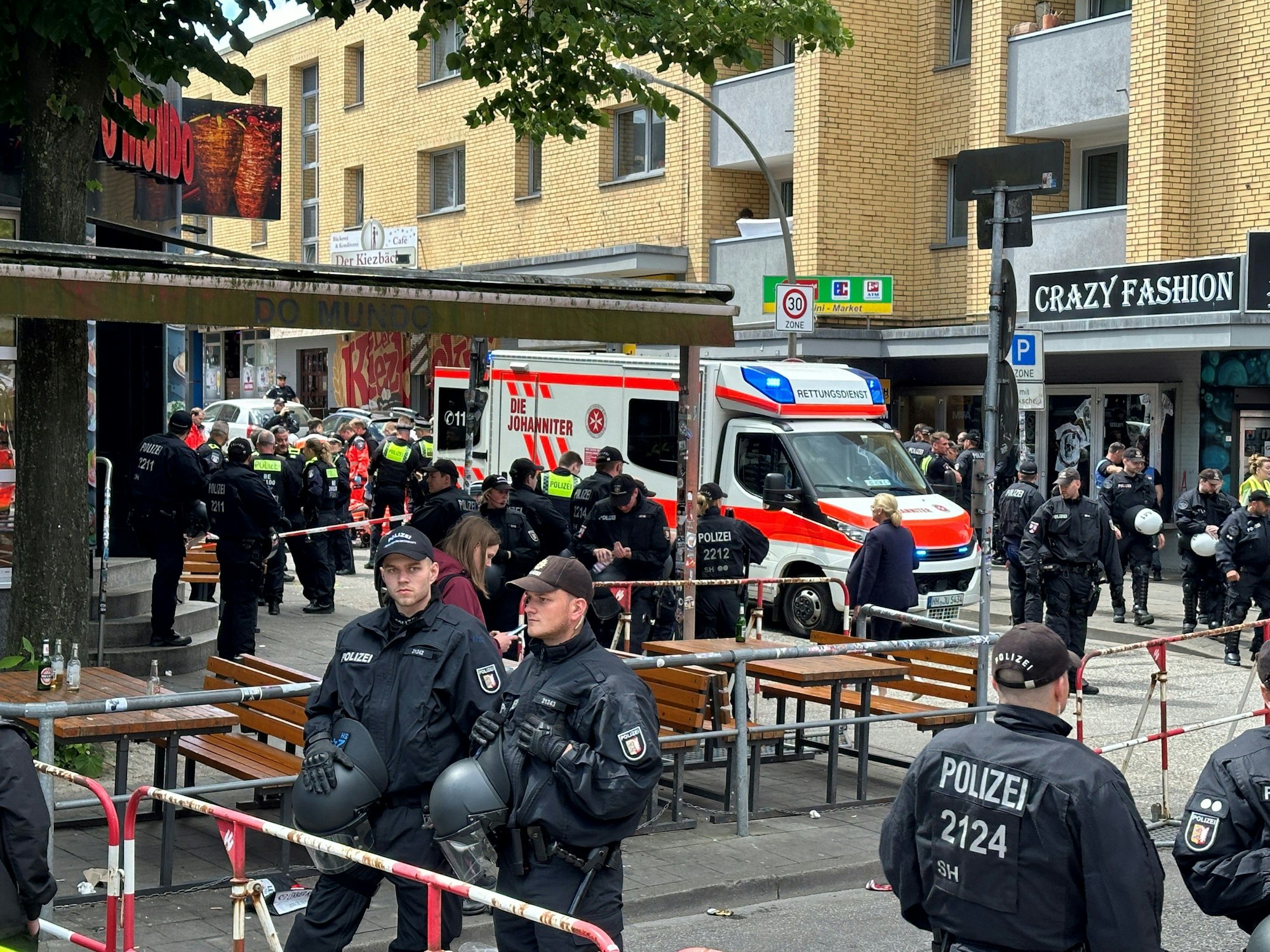Die Polizei sperrt nach einem Einsatz einen Bereich nahe der Reeperbahn ab. Nahe der Reeperbahn in Hamburg-St. Pauli hat die Polizei einen mit einer Spitzhacke und einem Molotowcocktail bewaffneten Mann angeschossen.