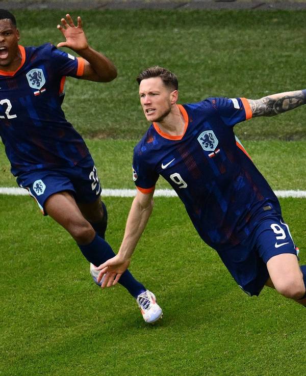 Wout Weghorst (r.) jubelt am Sonntag (16. Juni 2024) bei der EM 2024 über seinen Siegtreffer für die Niederlande gegen Polen.