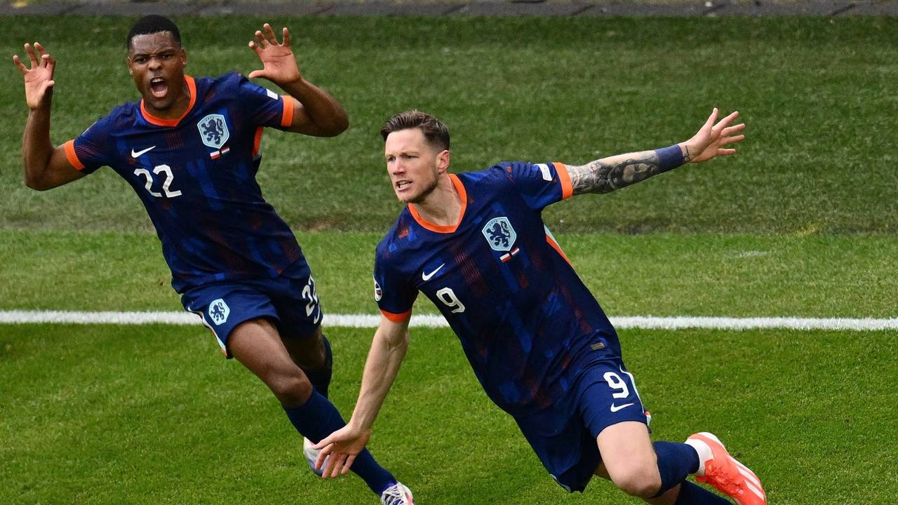 Wout Weghorst (r.) jubelt am Sonntag (16. Juni 2024) bei der EM 2024 über seinen Siegtreffer für die Niederlande gegen Polen.