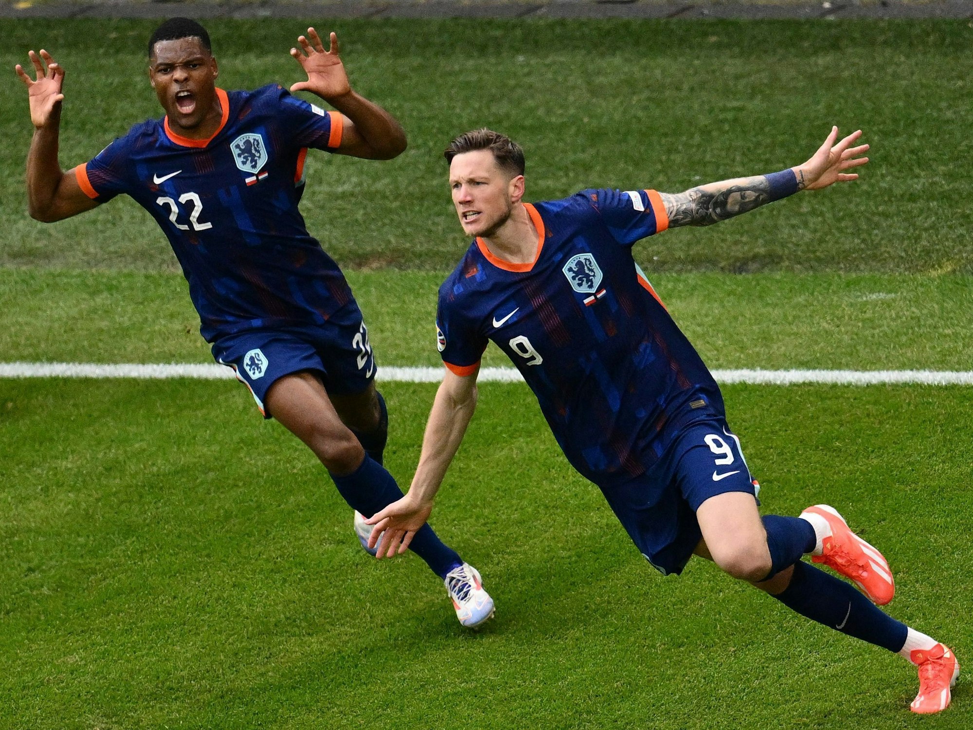 Wout Weghorst (r.) jubelt am Sonntag (16. Juni 2024) bei der EM 2024 über seinen Siegtreffer für die Niederlande gegen Polen.