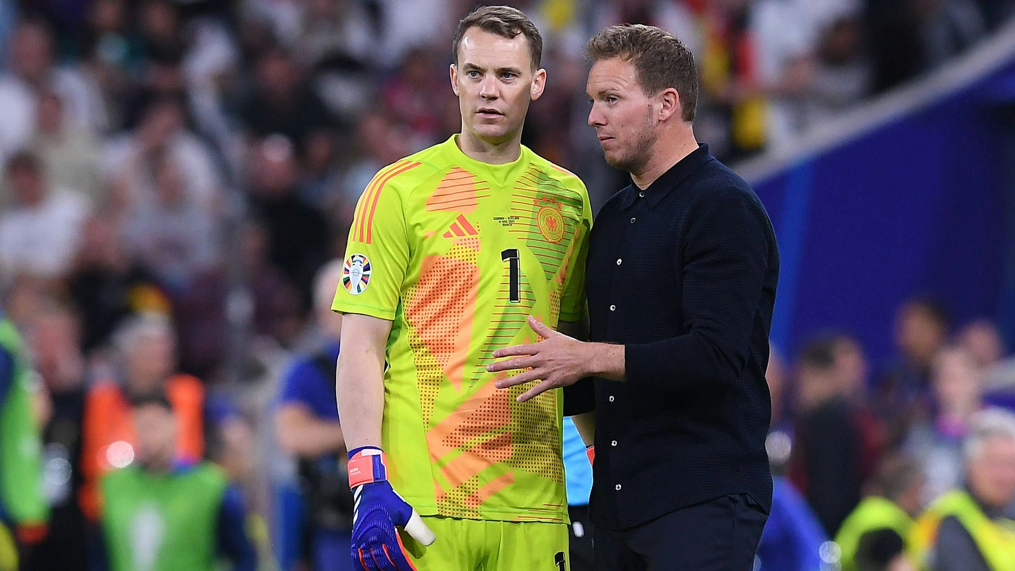 Julian Nagelsmann spricht mit Manuel Neuer.