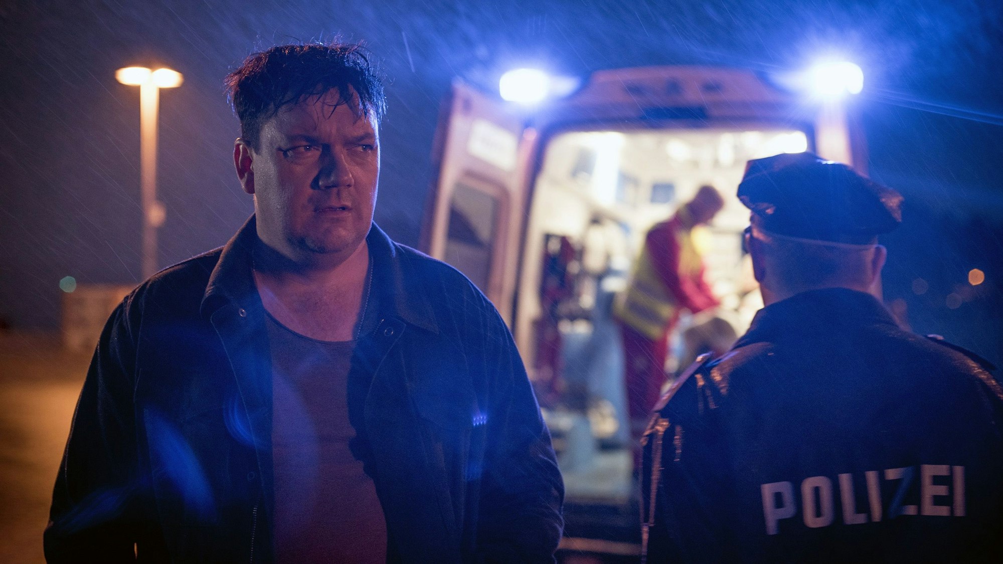 Das Foto stammt aus dem Rostocker „Polizeiruf 110: Für Janina“ und zeigt Ermittler Alexander „Sascha“ Bukow (gespielt von Charly Hübner).