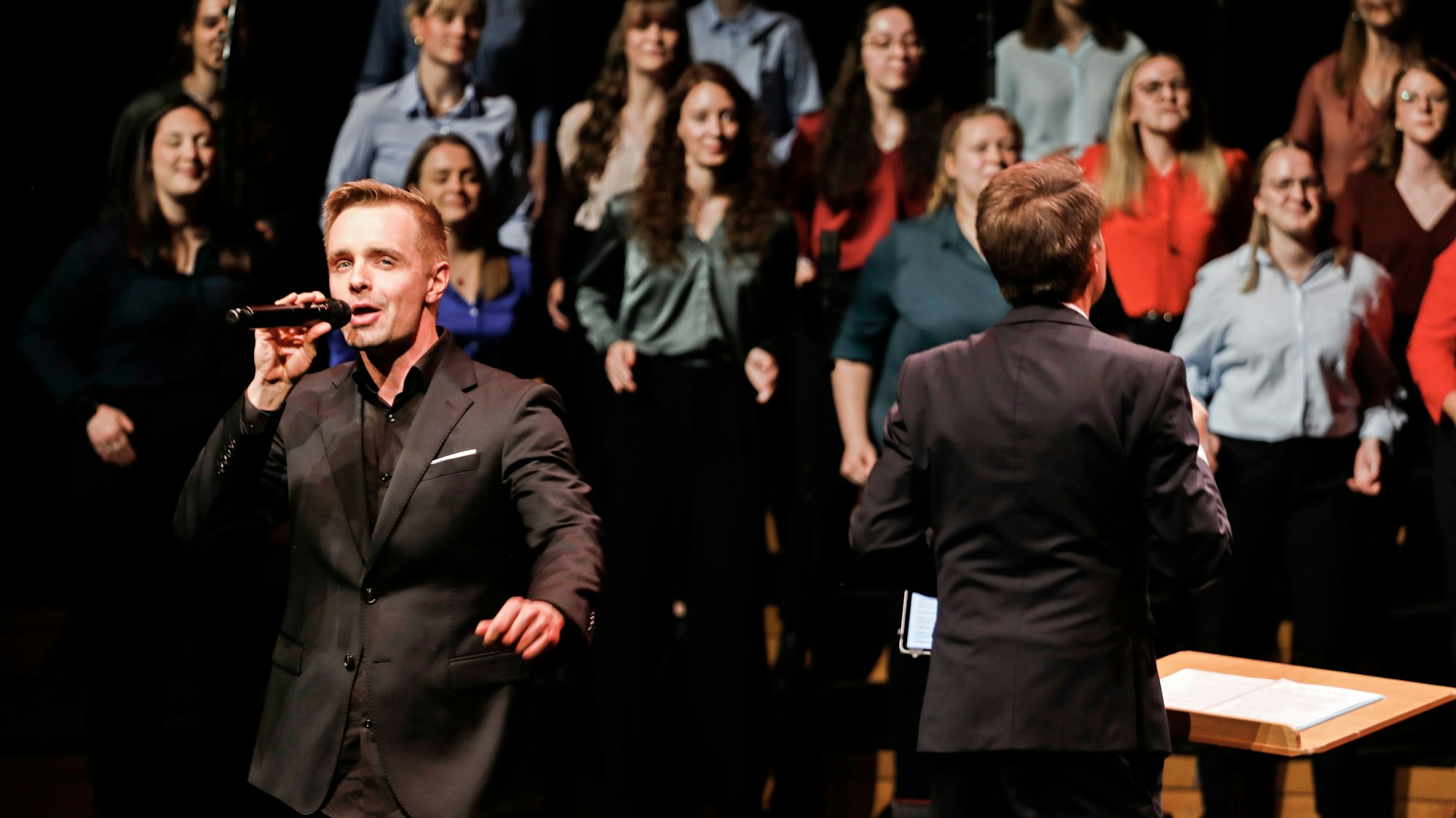 Christoph Watrin mit dem Jugendchor.