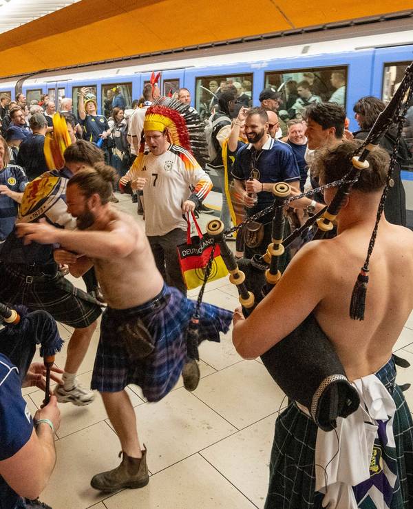 Schottische Fans feiern Stunden vor dem Spiel in der U-Bahnstation Marienplatz.