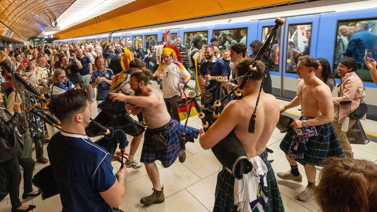 Schottische Fans feiern Stunden vor dem Spiel in der U-Bahnstation Marienplatz.