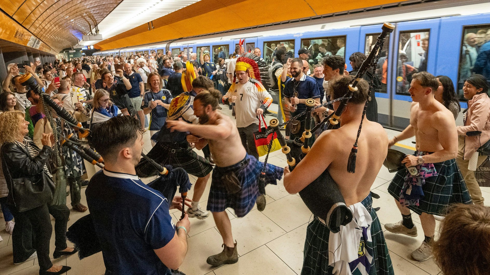 Schottische Fans feiern Stunden vor dem Spiel in der U-Bahnstation Marienplatz.