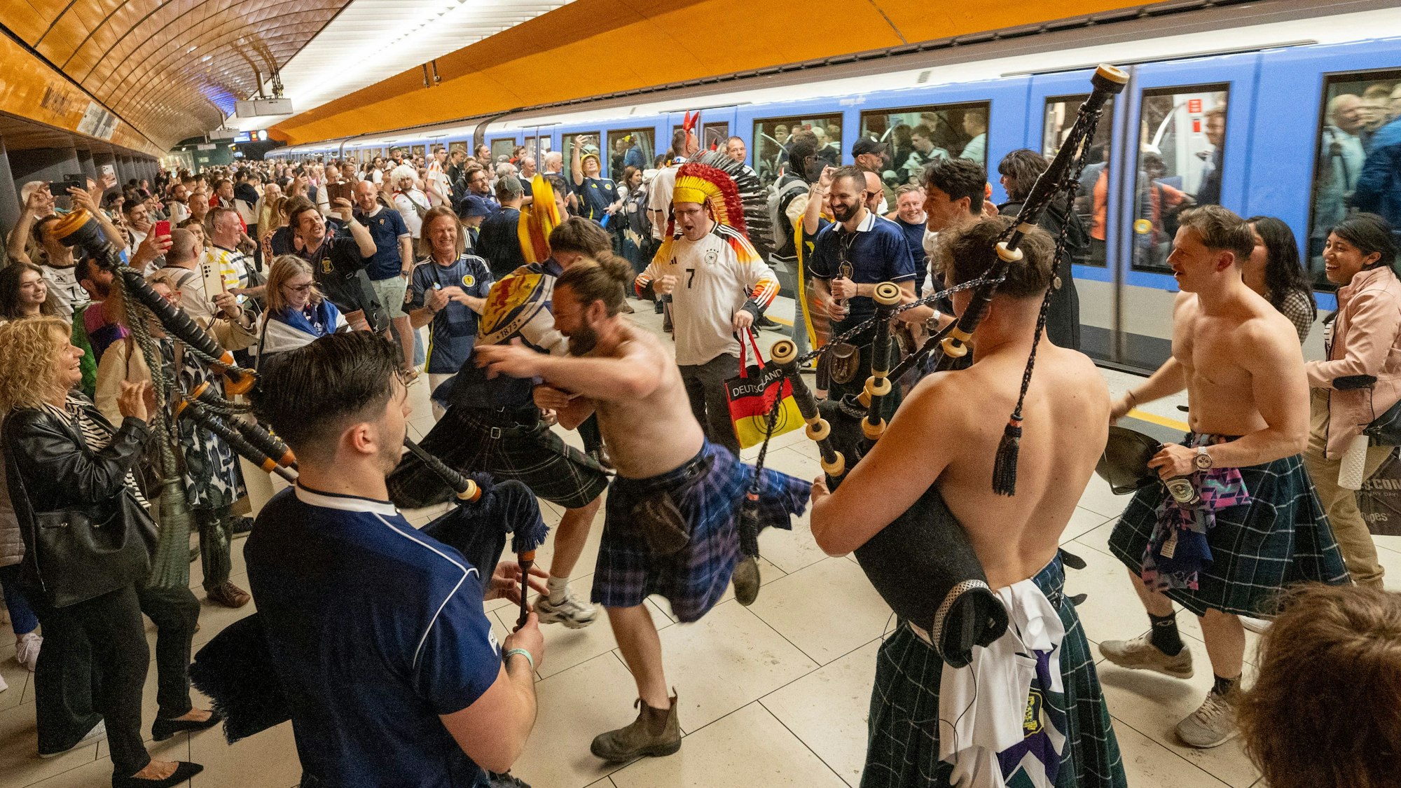 Schottische Fans feiern Stunden vor dem Spiel in der U-Bahnstation Marienplatz.