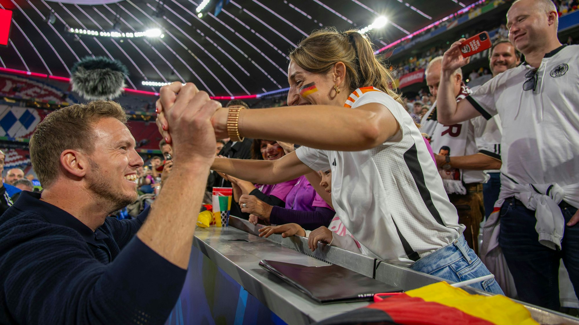 Trainer Julian Nagelsmann nach dem Spiel mit Freundin Lena Wurzenberger.