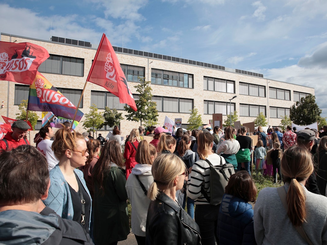 Der AfD-Parteitag am Gymnasium „Neue Sandkaul“ in Köln-Widdersdorf wurde am 16. Juni 2024 von Demonstrierenden gestört.