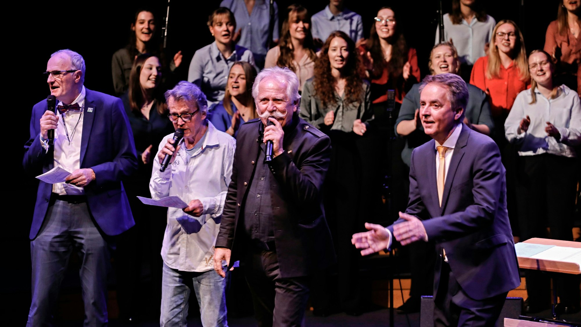Ralf Heinen, Kafi Biermann und Henning Krautmacher singen.