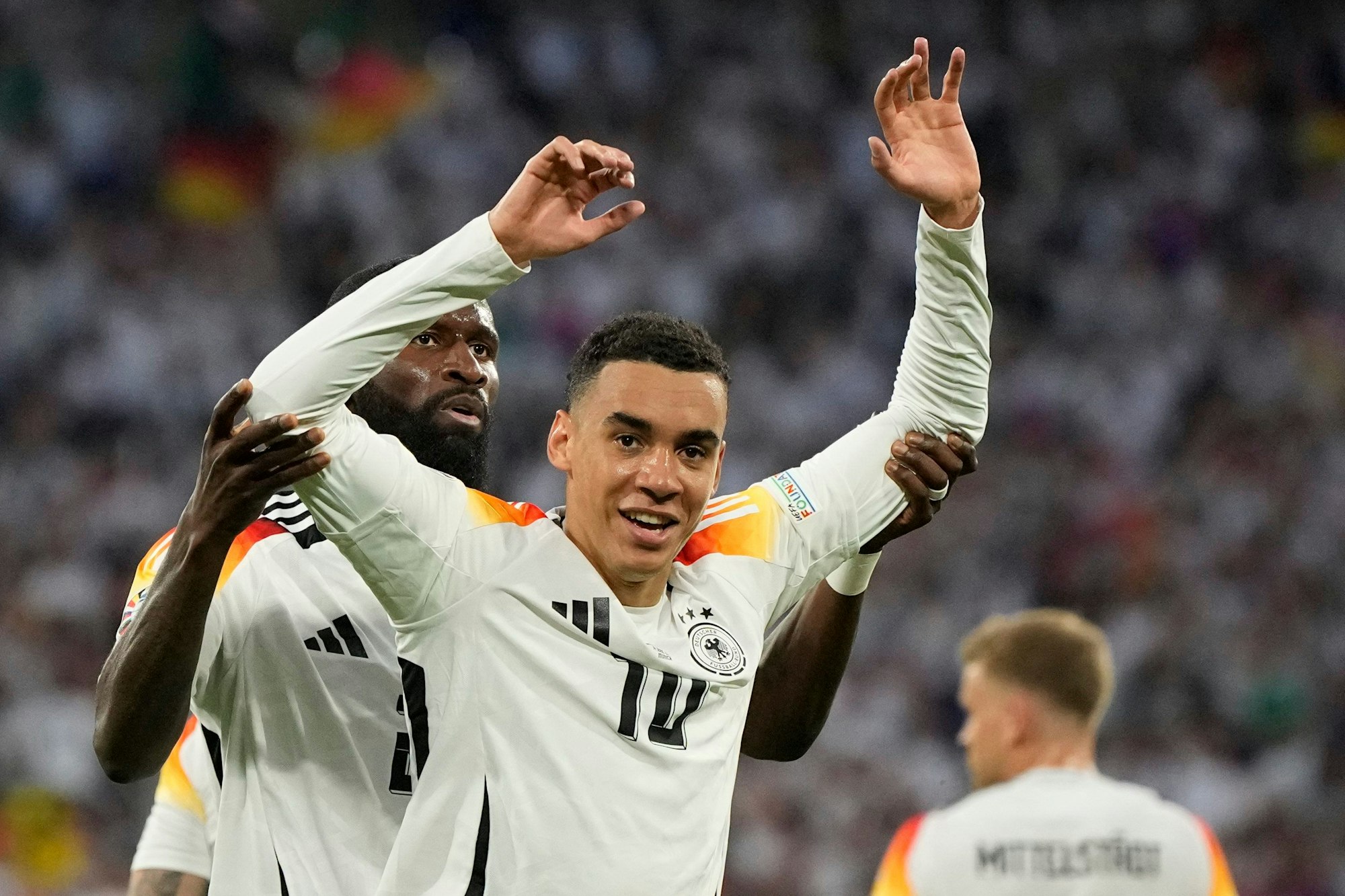 Deutschlands Jamal Musiala (r) feiert seinTor zum 2:0 mit Antonio Rüdiger.