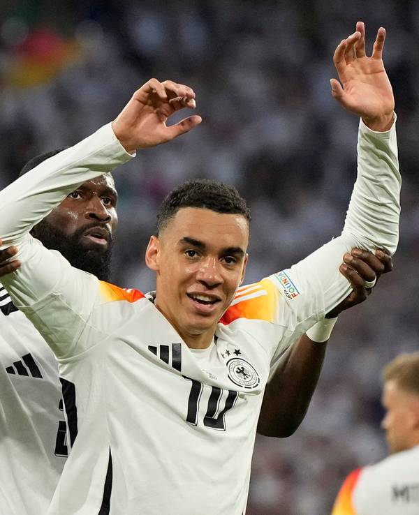 Deutschlands Jamal Musiala (r.) feiert sein Tor zum 2:0 mit Antonio Rüdiger.