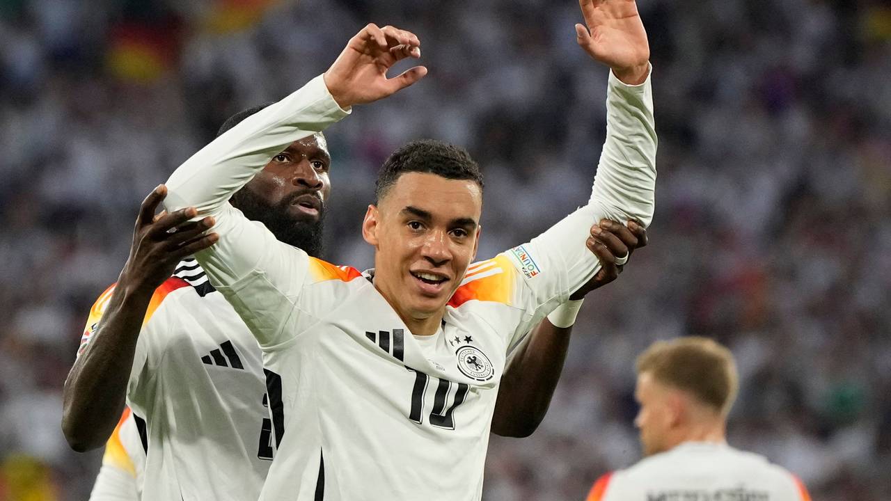 Deutschlands Jamal Musiala (r.) feiert sein Tor zum 2:0 mit Antonio Rüdiger.