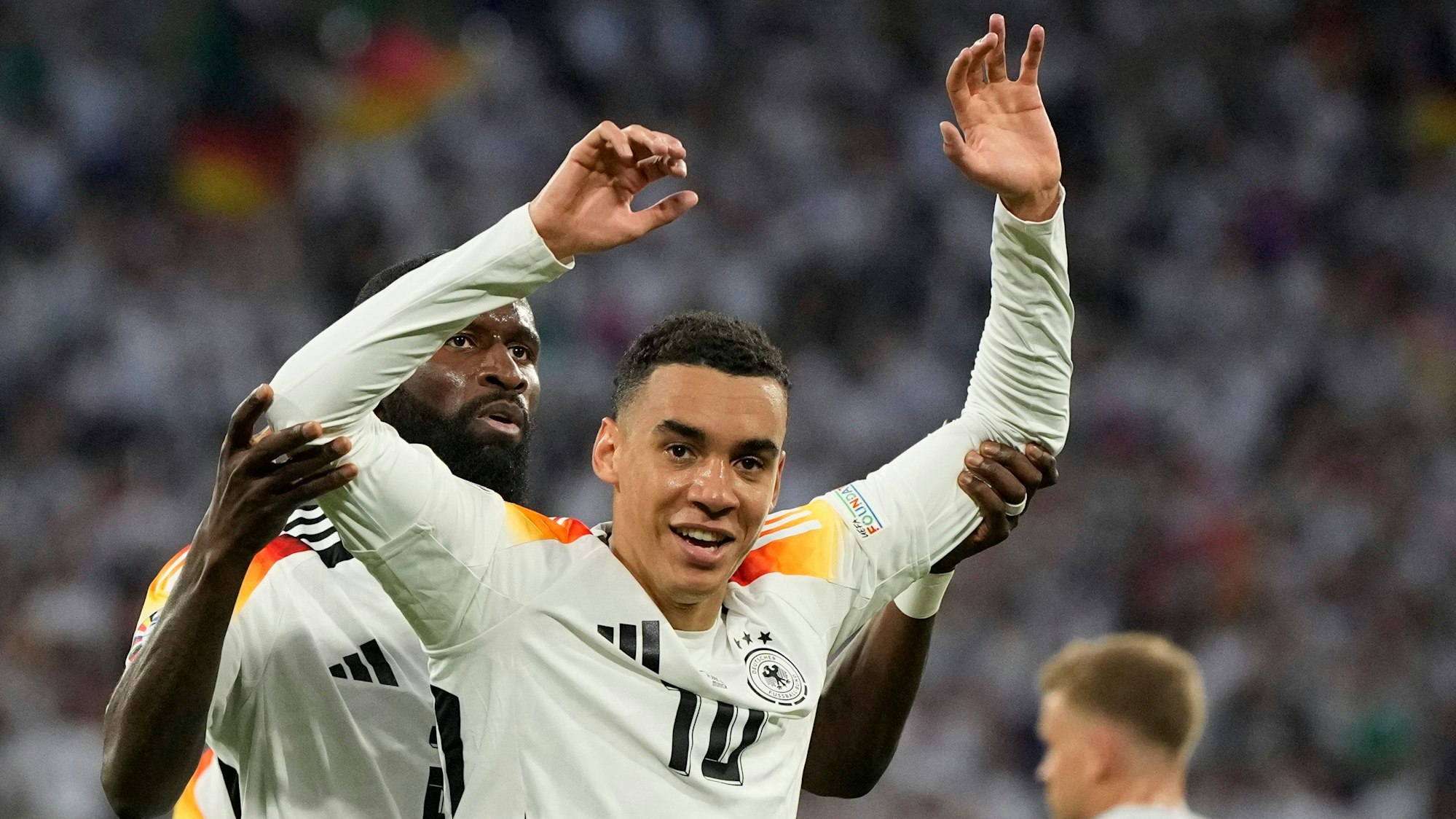 Deutschlands Jamal Musiala (r) feiert sein Tor zum 2:0 mit Antonio Rüdiger.